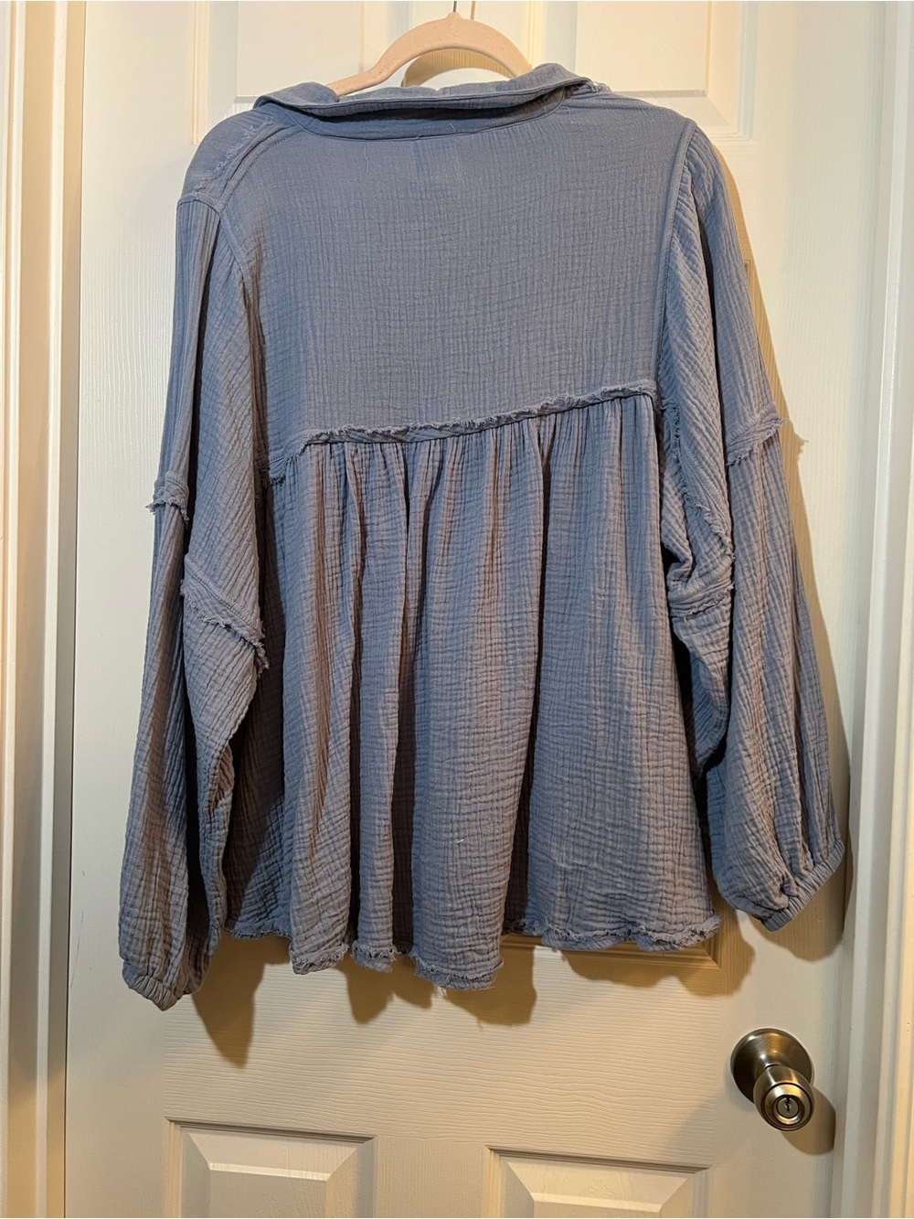 ๐ฆ Washed Blue Gauze Tunic with Frayed Yoke -shop the mint size large - Picture 4 of 4